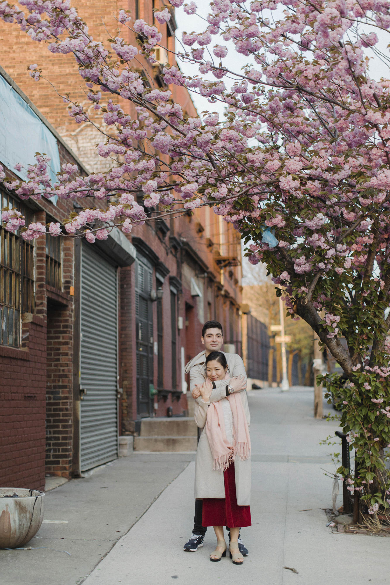 Couple shoot during cherry blossom season